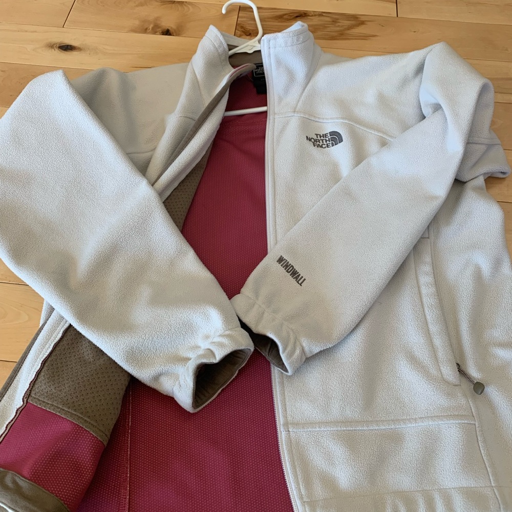 Lightweight spring jacket North Face Windwall.